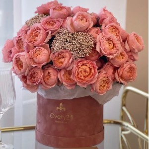 Элитные цветы в шляпной коробке Букет из кустовых роз в шляпной коробке "Живи красиво"